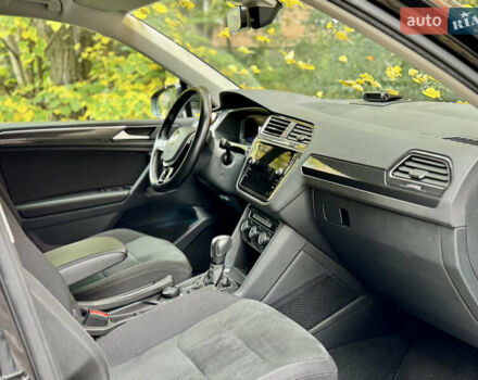 Чорний Фольксваген Тігуан, об'ємом двигуна 1.97 л та пробігом 70 тис. км за 31500 $, фото 6 на Automoto.ua