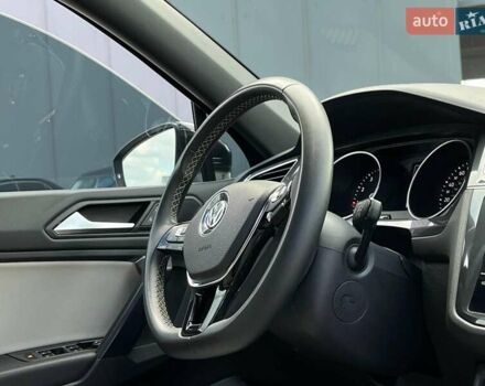 Черный Фольксваген Тигуан, объемом двигателя 2 л и пробегом 53 тыс. км за 24590 $, фото 41 на Automoto.ua