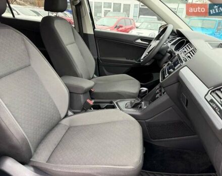 Чорний Фольксваген Тігуан, об'ємом двигуна 2 л та пробігом 129 тис. км за 17500 $, фото 16 на Automoto.ua