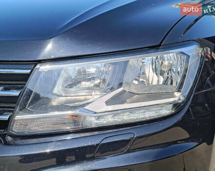 Черный Фольксваген Тигуан, объемом двигателя 2 л и пробегом 46 тыс. км за 22380 $, фото 4 на Automoto.ua