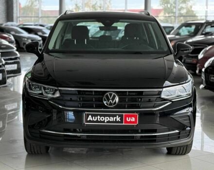 Чорний Фольксваген Тігуан, об'ємом двигуна 2 л та пробігом 56 тис. км за 33990 $, фото 1 на Automoto.ua