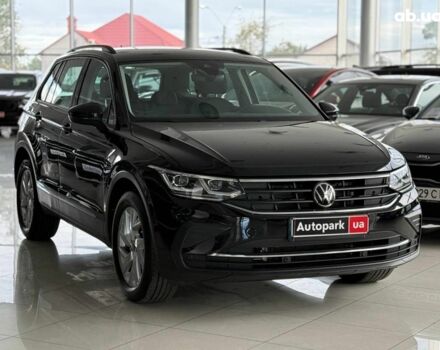 Чорний Фольксваген Тігуан, об'ємом двигуна 2 л та пробігом 56 тис. км за 33990 $, фото 2 на Automoto.ua
