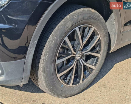 Черный Фольксваген Тигуан, объемом двигателя 2 л и пробегом 46 тыс. км за 22380 $, фото 3 на Automoto.ua