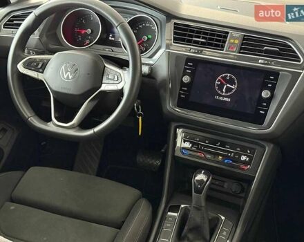 Черный Фольксваген Тигуан, объемом двигателя 2 л и пробегом 56 тыс. км за 33990 $, фото 23 на Automoto.ua