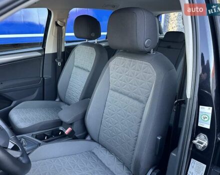 Черный Фольксваген Тигуан, объемом двигателя 2 л и пробегом 180 тыс. км за 29550 $, фото 52 на Automoto.ua