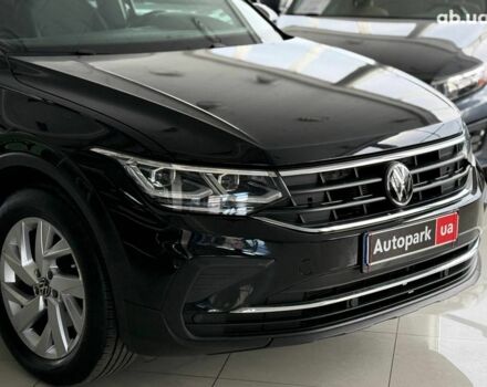 Чорний Фольксваген Тігуан, об'ємом двигуна 2 л та пробігом 56 тис. км за 33990 $, фото 3 на Automoto.ua