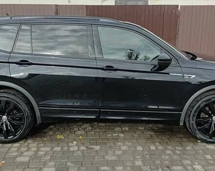 Чорний Фольксваген Тігуан, об'ємом двигуна 2 л та пробігом 123 тис. км за 22500 $, фото 2 на Automoto.ua