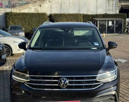 Черный Фольксваген Тигуан, объемом двигателя 2 л и пробегом 68 тыс. км за 24100 $, фото 3 на Automoto.ua