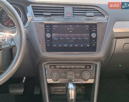 Черный Фольксваген Тигуан, объемом двигателя 2 л и пробегом 46 тыс. км за 22380 $, фото 18 на Automoto.ua