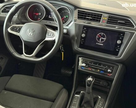 Чорний Фольксваген Тігуан, об'ємом двигуна 2 л та пробігом 56 тис. км за 33990 $, фото 23 на Automoto.ua