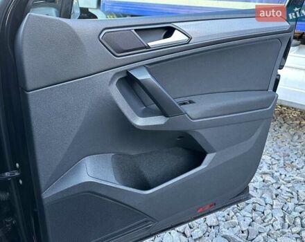 Черный Фольксваген Тигуан, объемом двигателя 2 л и пробегом 180 тыс. км за 29550 $, фото 101 на Automoto.ua