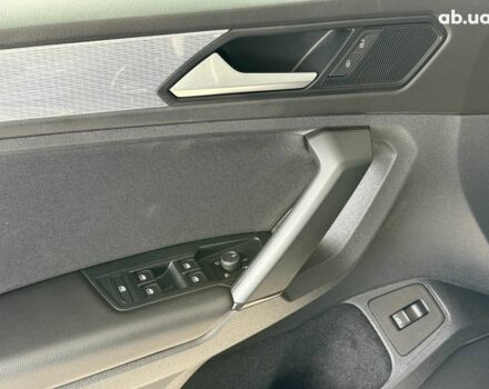 Чорний Фольксваген Тігуан, об'ємом двигуна 2 л та пробігом 56 тис. км за 33990 $, фото 10 на Automoto.ua