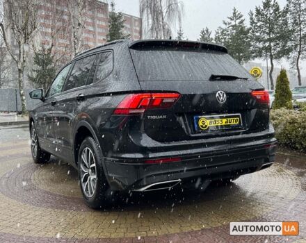 Чорний Фольксваген Тігуан, об'ємом двигуна 2 л та пробігом 37 тис. км за 25800 $, фото 4 на Automoto.ua