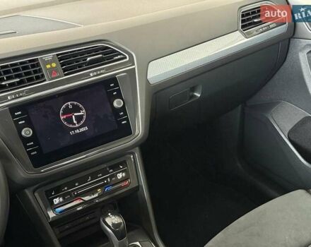 Черный Фольксваген Тигуан, объемом двигателя 2 л и пробегом 56 тыс. км за 33990 $, фото 22 на Automoto.ua