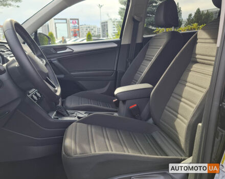 Чорний Фольксваген Тігуан, об'ємом двигуна 2 л та пробігом 25 тис. км за 28400 $, фото 14 на Automoto.ua