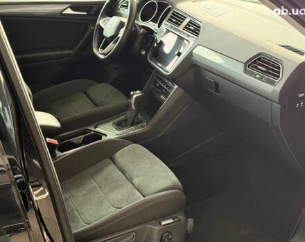 Чорний Фольксваген Тігуан, об'ємом двигуна 2 л та пробігом 56 тис. км за 33990 $, фото 19 на Automoto.ua