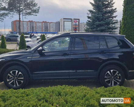 Чорний Фольксваген Тігуан, об'ємом двигуна 2 л та пробігом 25 тис. км за 28400 $, фото 3 на Automoto.ua