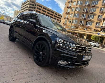 Чорний Фольксваген Тігуан, об'ємом двигуна 2 л та пробігом 123 тис. км за 22000 $, фото 2 на Automoto.ua