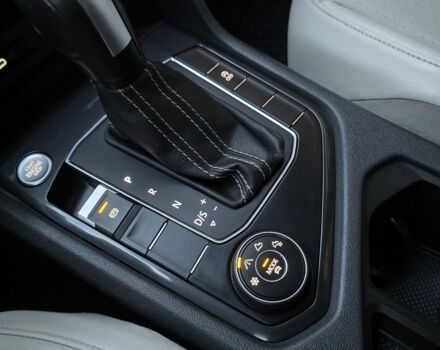 Чорний Фольксваген Тігуан, об'ємом двигуна 2 л та пробігом 213 тис. км за 16900 $, фото 5 на Automoto.ua