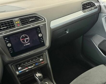 Чорний Фольксваген Тігуан, об'ємом двигуна 2 л та пробігом 56 тис. км за 33990 $, фото 22 на Automoto.ua