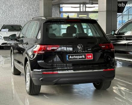 Чорний Фольксваген Тігуан, об'ємом двигуна 2 л та пробігом 56 тис. км за 33990 $, фото 5 на Automoto.ua