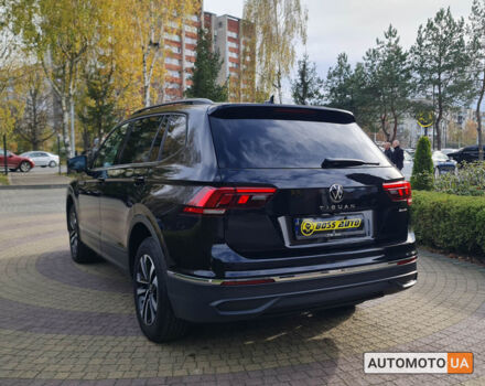Чорний Фольксваген Тігуан, об'ємом двигуна 2 л та пробігом 25 тис. км за 28400 $, фото 4 на Automoto.ua