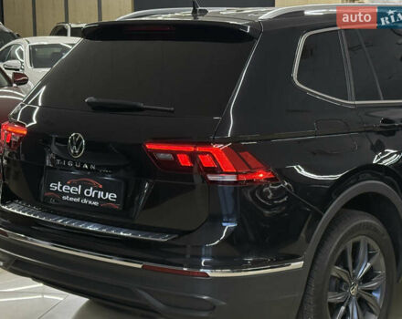 Чорний Фольксваген Тігуан, об'ємом двигуна 2 л та пробігом 98 тис. км за 25999 $, фото 10 на Automoto.ua
