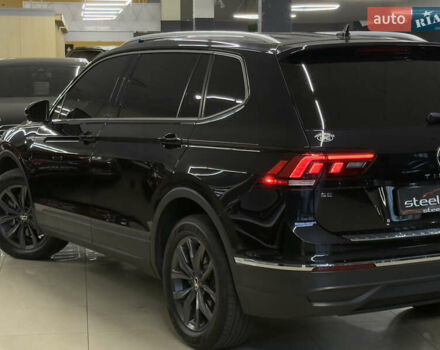 Чорний Фольксваген Тігуан, об'ємом двигуна 2 л та пробігом 98 тис. км за 25999 $, фото 13 на Automoto.ua