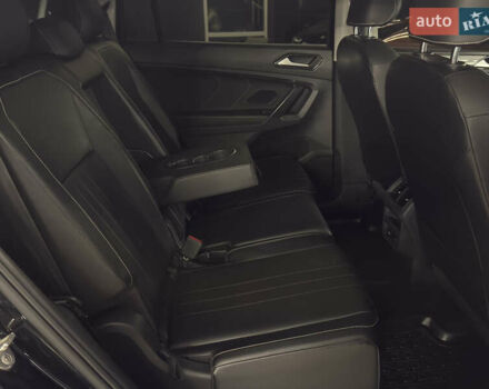 Чорний Фольксваген Тігуан, об'ємом двигуна 2 л та пробігом 98 тис. км за 25999 $, фото 23 на Automoto.ua