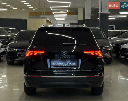 Чорний Фольксваген Тігуан, об'ємом двигуна 2 л та пробігом 98 тис. км за 25999 $, фото 11 на Automoto.ua