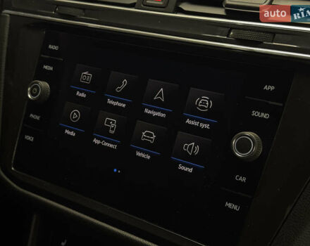 Чорний Фольксваген Тігуан, об'ємом двигуна 2 л та пробігом 98 тис. км за 25999 $, фото 30 на Automoto.ua