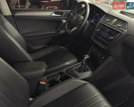 Чорний Фольксваген Тігуан, об'ємом двигуна 2 л та пробігом 98 тис. км за 25999 $, фото 19 на Automoto.ua