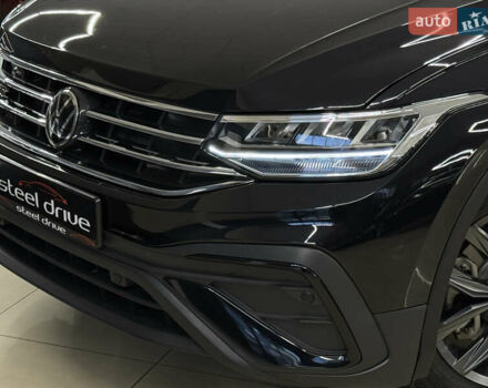 Чорний Фольксваген Тігуан, об'ємом двигуна 2 л та пробігом 98 тис. км за 25999 $, фото 2 на Automoto.ua