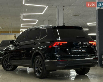 Чорний Фольксваген Тігуан, об'ємом двигуна 2 л та пробігом 98 тис. км за 25999 $, фото 12 на Automoto.ua