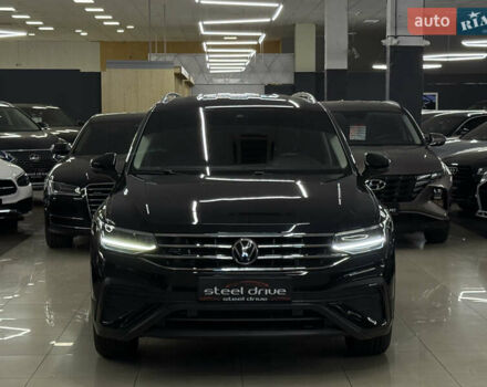 Чорний Фольксваген Тігуан, об'ємом двигуна 2 л та пробігом 98 тис. км за 25999 $, фото 4 на Automoto.ua