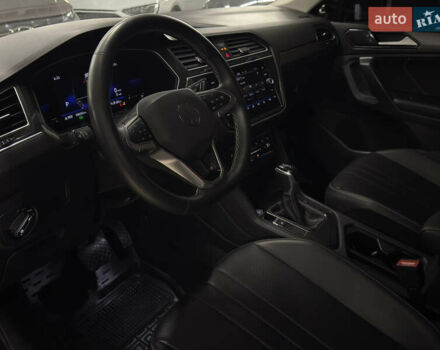 Чорний Фольксваген Тігуан, об'ємом двигуна 2 л та пробігом 98 тис. км за 25999 $, фото 17 на Automoto.ua
