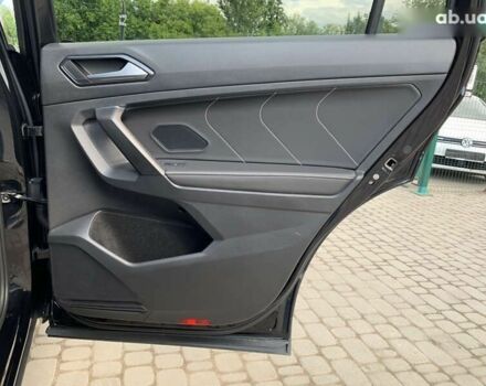 Чорний Фольксваген Тігуан, об'ємом двигуна 2 л та пробігом 10 тис. км за 27955 $, фото 29 на Automoto.ua