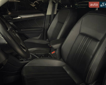 Чорний Фольксваген Тігуан, об'ємом двигуна 2 л та пробігом 98 тис. км за 25999 $, фото 16 на Automoto.ua