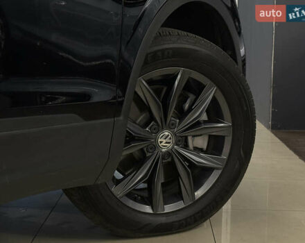 Чорний Фольксваген Тігуан, об'ємом двигуна 2 л та пробігом 98 тис. км за 25999 $, фото 15 на Automoto.ua