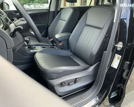 Чорний Фольксваген Тігуан, об'ємом двигуна 2 л та пробігом 10 тис. км за 27955 $, фото 24 на Automoto.ua