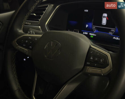 Чорний Фольксваген Тігуан, об'ємом двигуна 2 л та пробігом 98 тис. км за 25999 $, фото 29 на Automoto.ua