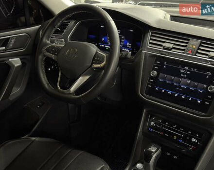 Чорний Фольксваген Тігуан, об'ємом двигуна 2 л та пробігом 98 тис. км за 25999 $, фото 26 на Automoto.ua