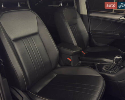 Чорний Фольксваген Тігуан, об'ємом двигуна 2 л та пробігом 98 тис. км за 25999 $, фото 18 на Automoto.ua