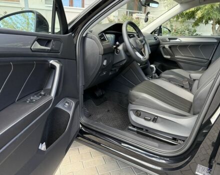 Черный Фольксваген Тигуан, объемом двигателя 2 л и пробегом 12 тыс. км за 25500 $, фото 5 на Automoto.ua