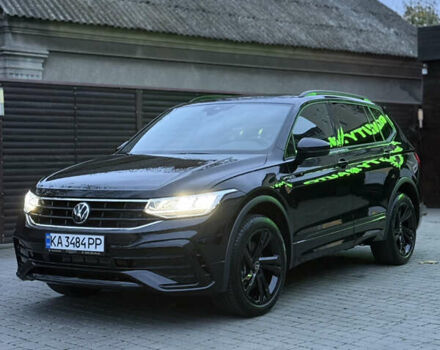 Чорний Фольксваген Тігуан, об'ємом двигуна 2 л та пробігом 17 тис. км за 31500 $, фото 2 на Automoto.ua