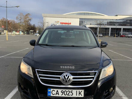 Чорний Фольксваген Тігуан, об'ємом двигуна 2 л та пробігом 268 тис. км за 10900 $, фото 1 на Automoto.ua