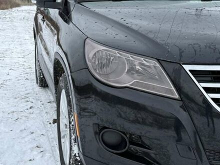 Черный Фольксваген Тигуан, объемом двигателя 2 л и пробегом 219 тыс. км за 8400 $, фото 1 на Automoto.ua