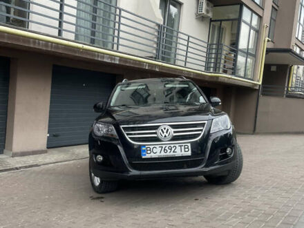 Черный Фольксваген Тигуан, объемом двигателя 2 л и пробегом 317 тыс. км за 10900 $, фото 1 на Automoto.ua