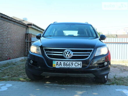 Черный Фольксваген Тигуан, объемом двигателя 2 л и пробегом 238 тыс. км за 10000 $, фото 1 на Automoto.ua