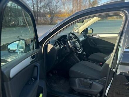 Черный Фольксваген Тигуан, объемом двигателя 2 л и пробегом 300 тыс. км за 18000 $, фото 1 на Automoto.ua